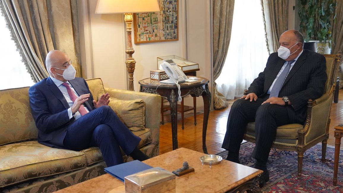 وزير الخارجية اليوناني يزور مصر لاحتواء التقارب بين القاهرة وأنقرة